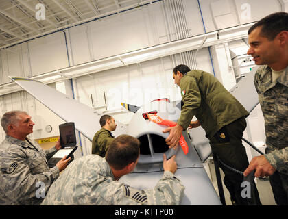 Italienische Luftwaffe Chief Warrant Officer Lorenzo Scafuto und Staff Sgt. Marco Redavide zusammen mit Klassenkameraden US Air Force Senior Master Sgt. James Davison und Staff Sgt. Scott Koor arbeiten zusammen auf ein MQ-9 während der Anweisungen von ihrem Ausbilder Master Sgt. Scott Simpson im Bereich Ausbildung Ablösung (FTD) in Syracuse NY, am 20. September 2011. Redavide Scafuto und sind die ersten, die italienische Luftwaffe Mitglieder formale Ausbildung auf der MQ-9 zu erhalten. (Foto: Staff Sgt Ricky am Besten) Stockfoto