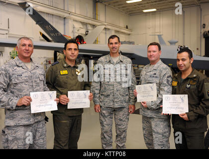 Italienische Luftwaffe Chief Warrant Officer Lorenzo Scafuto und Staff Sgt. Marco Redavide zusammen mit Klassenkameraden US Air Force Senior Master Sgt. James Davison und Staff Sgt. Scott Koor erhalten ihr Zertifikat für die Ausbildung von Master Sgt. Scott Simpson im Bereich Ausbildung Ablösung (FTD) in Syracuse NY, am 21. September 2011. Dies war der erste Satz von ausländischen militärischen Studenten, Graduierten und war auch der 100 Abschlussklasse von der FTD, dass befindet und Hancock Feld. (Foto: Staff Sgt Ricky am Besten) Stockfoto