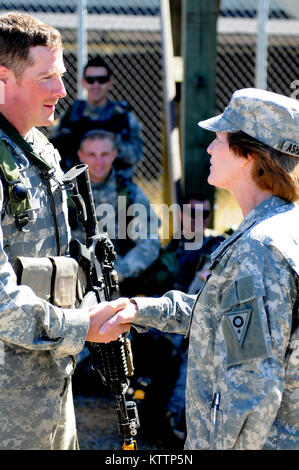 Cincinnati native Sgt. Greg Harris von Alpha Company, 1-148 Infanterie Regiment, 37th Infantry Brigade Combat Team, Ohio National Guard, schüttelt Hände mit der Ohio Adjutant General, Generalmajor Deborah Ashenhurst, im Camp Shelby Joint Forces Training Center, Fräulein, Oktober 2, 2011. Ashenhurst präsentiert Münzen zu Harris und anderen Mitgliedern der 37th Brigade, wie Sie premobilization Training für ihre bevorstehenden Einsatz in Afghanistan durchgeführt. (Ohio National Guard Foto durch Kapitän Matthias Molinski) (freigegeben) Stockfoto