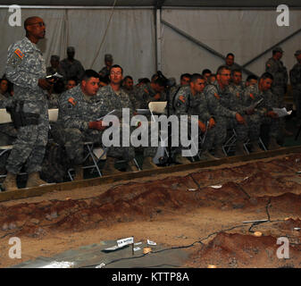 In FORT IRWIN, Kalifornien - Mitglieder der Führung und den Mitarbeitern der New York Army National Guard 27 Infantry Brigade Combat Team, das im Einsatzplan der Brigade Review während die Einheit kombinierte Waffen hier Probe Okt. 5. Die Brigade Führung und Personal sind an der National Training Centre als Teil der Einheit bevorstehende Mobilisierung und Bereitstellung in Afghanistan vor, das Anfang 2012. Die Übung wird mehr als 2.000 Soldaten der Brigade gehören, zusammen mit einem Bataillon von der South Carolina Army National Guard, mit einem realistischen, anspruchsvolle Ausbildung. Us-Armee Foto von Sgt. 1. Stockfoto