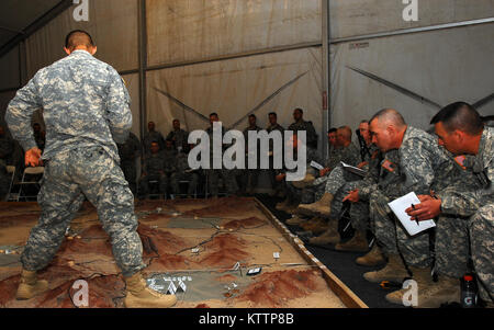 In FORT IRWIN, Kalifornien - Mitglieder der Führung und den Mitarbeitern der New York Army National Guard 27 Infantry Brigade Combat Team, das im Einsatzplan der Brigade Review während die Einheit kombinierte Waffen hier Probe Okt. 5. Die Brigade Führung und Personal sind an der National Training Centre als Teil der Einheit bevorstehende Mobilisierung und Bereitstellung in Afghanistan vor, das Anfang 2012. Die Übung wird mehr als 2.000 Soldaten der Brigade gehören, zusammen mit einem Bataillon von der South Carolina Army National Guard, mit einem realistischen, anspruchsvolle Ausbildung. Us-Armee Foto von Sgt. 1. Stockfoto