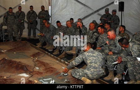 In FORT IRWIN, Kalifornien - Mitglieder der Führung und den Mitarbeitern der New York Army National Guard 27 Infantry Brigade Combat Team, das im Einsatzplan der Brigade Review während die Einheit kombinierte Waffen hier Probe Okt. 5. Die Brigade Führung und Personal sind an der National Training Centre als Teil der Einheit bevorstehende Mobilisierung und Bereitstellung in Afghanistan vor, das Anfang 2012. Die Übung wird mehr als 2.000 Soldaten der Brigade gehören, zusammen mit einem Bataillon von der South Carolina Army National Guard, mit einem realistischen, anspruchsvolle Ausbildung. Us-Armee Foto von Sgt. 1. Stockfoto