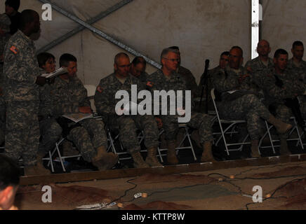 In FORT IRWIN, Kalifornien - Mitglieder der Führung und den Mitarbeitern der New York Army National Guard 27 Infantry Brigade Combat Team, das im Einsatzplan der Brigade Review während die Einheit kombinierte Waffen hier Probe Okt. 5. Die Brigade Führung und Personal sind an der National Training Centre als Teil der Einheit bevorstehende Mobilisierung und Bereitstellung in Afghanistan vor, das Anfang 2012. Die Übung wird mehr als 2.000 Soldaten der Brigade gehören, zusammen mit einem Bataillon von der South Carolina Army National Guard, mit einem realistischen, anspruchsvolle Ausbildung. Us-Armee Foto von Sgt. 1. Stockfoto