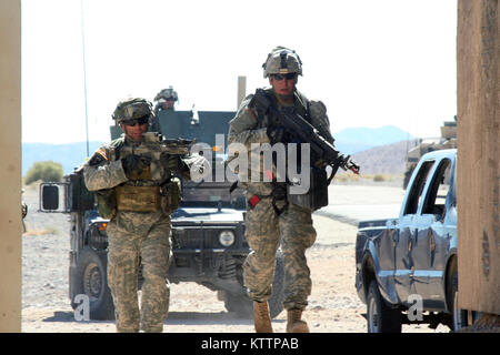 NATIONAL TRAINING CENTER, FORT IRWIN, Calif.-New York Army National Guard Soldaten aus C Troop, 2.Staffel, 101 Kavallerie geben Sie einen fiktiven Dorf hier 9 Oktober während des Trainings. Der NTC-ausbildung Rotation, bis Ende Oktober, bietet Soldaten aus dem 27 Infantry Brigade Combat Team mit einem realistischen, anspruchsvolle Ausbildung. Die Ausübung betont Führer, Soldaten und Angestellten in einer simulierten Umgebung bekämpfen. Die Einheit, in Buffalo, N.Y., ist Teil der 27 Infantry Brigade Combat Team, Ausbildung hier als Teil seiner Vorbereitungen für die Mobilisierung und Bereitstellung zu Afghanistan Stockfoto