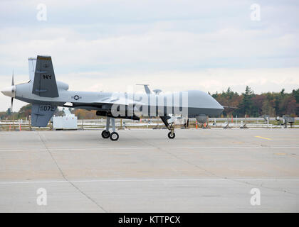 Die 174 Fighter Wing, aus seinem Start und Recovery Site arbeiten bei Wheeler-Sack Army Air Field (AAF) auf Ft. Drum NY, flog seine eigene MQ-9 Reaper zum ersten Mal. Der 174 hat mit der Federal Aviation Administration (FAA) die Berechtigung zum Fliegen und gerade letzte Woche war für Flying Genehmigt erhalten. Die Fighter Wing wird die Remote pilotiert Flugzeuge im eingeschränkten Luftraum um Fort Drum fliegen die Piloten und den Betreibern von Syracuse Hancock Feld zu trainieren. (US Air Force Foto: Staff Sgt. Ricky am Besten) Stockfoto