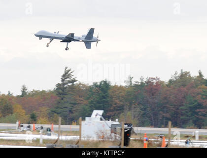 Die 174 Fighter Wing, aus seinem Start und Recovery Site arbeiten bei Wheeler-Sack Army Air Field (AAF) auf Ft. Drum NY, flog seine eigene MQ-9 Reaper zum ersten Mal. Der 174 hat mit der Federal Aviation Administration (FAA) die Berechtigung zum Fliegen und gerade letzte Woche war für Flying Genehmigt erhalten. Die Fighter Wing wird die Remote pilotiert Flugzeuge im eingeschränkten Luftraum um Fort Drum fliegen die Piloten und den Betreibern von Syracuse Hancock Feld zu trainieren. (US Air Force Foto: Staff Sgt. Ricky am Besten) Stockfoto