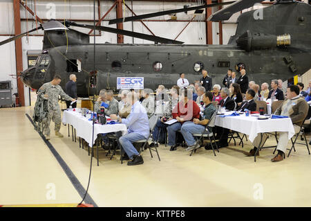 ROCHESTER - Rochester Bereich Arbeitgeber erfahren Sie mehr über New York Army National Guard aviation Einheiten an der Armee Aviation Support #2 hier bei einem Arbeitgeber Unterstützung des Schutzes und der Reserve Mittagessen hier auf am Freitag, 21. Die Arbeitgeber haben mit Unit Leader und Soldaten zu erfüllen, bekam eine Einweisung in die Einheit Missionen und eine Fahrt in einem CH-47 Chinook Hubschrauber. Stockfoto