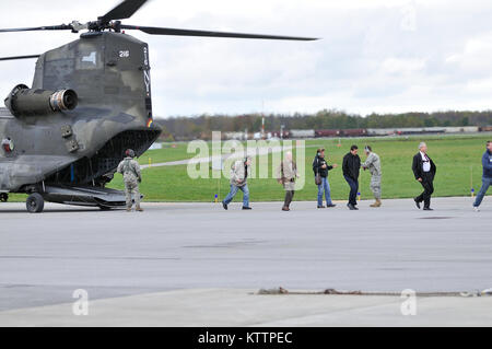 ROCHESTER - Rochester Bereich Arbeitgeber erfahren Sie mehr über New York Army National Guard aviation Einheiten an der Armee Aviation Support #2 hier bei einem Arbeitgeber Unterstützung des Schutzes und der Reserve Mittagessen hier auf am Freitag, 21. Die Arbeitgeber haben mit Unit Leader und Soldaten zu erfüllen, bekam eine Einweisung in die Einheit Missionen und eine Fahrt in einem CH-47 Chinook Hubschrauber. Stockfoto