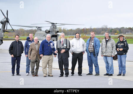 ROCHESTER - Rochester Bereich Arbeitgeber erfahren Sie mehr über New York Army National Guard aviation Einheiten an der Armee Aviation Support #2 hier bei einem Arbeitgeber Unterstützung des Schutzes und der Reserve Mittagessen hier auf am Freitag, 21. Die Arbeitgeber haben mit Unit Leader und Soldaten zu erfüllen, bekam eine Einweisung in die Einheit Missionen und eine Fahrt in einem CH-47 Chinook Hubschrauber. Stockfoto