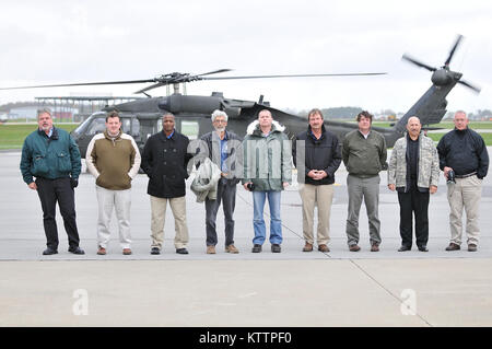 ROCHESTER - Rochester Bereich Arbeitgeber erfahren Sie mehr über New York Army National Guard aviation Einheiten an der Armee Aviation Support #2 hier bei einem Arbeitgeber Unterstützung des Schutzes und der Reserve Mittagessen hier auf am Freitag, 21. Die Arbeitgeber haben mit Unit Leader und Soldaten zu erfüllen, bekam eine Einweisung in die Einheit Missionen und eine Fahrt in einem CH-47 Chinook Hubschrauber. Stockfoto