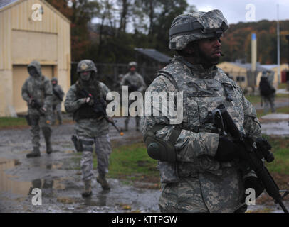 New York Air National Guard Staff Sgt. Calvin Hicklin, einem 105 Sicherheitskräfte Squadron fire team leader, führt ein Fuß Patrouille rund um das Training Website in der Suche nach improvisieren Explosive Devices im Camp Smith, N.Y., Okt. 27, 2011. Die 823 Base Defense Geschwader von Moody Air Force Base, Georgien und der 105 Sicherheitskräfte Geschwader, ein Element der 105 Luftbrücke Flügel waren zusammen integrierte Ausbildung zwischen den zwei Staffeln zu standardisieren. (U.S. Air Force Foto: Staff Sgt. Stephanie Mancha/Freigegeben) Stockfoto