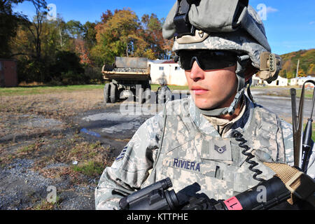 Us Air Force Staff Sgt. Matthäus Rivera, 823 Base Defense Squadron fire team leader, nimmt Abdeckung während einer Übung im Camp Smith, NEW YORK 28.10.2011. Während der Übung die Flieger hatten, was sie in der ganzen Woche erlernte zu üben. Die Flieger aus der 823 BDS und 105 Sicherheitskräfte Geschwader waren eine breite Auswahl der Ausbildung von Linie formationen Lebensretter Fähigkeiten zur Bekämpfung gelehrt. (U.S. Air Force Foto: Staff Sgt. Stephanie Mancha/Freigegeben) Stockfoto