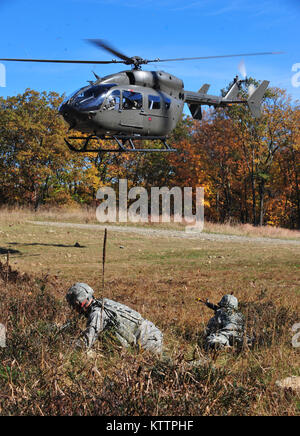 Us Air Force Piloten bieten Abdeckung für den Hubschrauber während einer Übung im Camp Smith, N.Y., Aug 28., 2011. Dies war das erste Mal die 823 Base Defense Squadron und 105 Sicherheitskräfte Squadron in der Lage waren, einen echten Hubschrauber medizinische Evakuierung in ihrer Ausbildung zu implementieren. (U.S. Air Force Foto: Staff Sgt. Stephanie Mancha/Freigegeben) Stockfoto