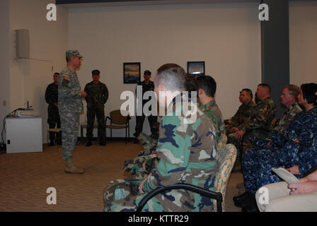 SCOTIA - New York Army National Guard Brig. Gen. Michael Swezey durch Mitglieder der New York Naval Miliz, die auch mit der United States Navy Reserve für ihren Service während die staatliche Reaktion auf Tropische Sturm Irene während einer Zeremonie an der Scotia Streitkräfte finden Mitte am Sonntag, Dez. 4. Swezey, der Joint Task Force Irene während des Sturms Antwort geboten hatte, stellte der Staat New York den humanitären Dienst Medaillen zu 40 Naval Reserve Mitglieder während der Sonntag morgen Event. Stockfoto