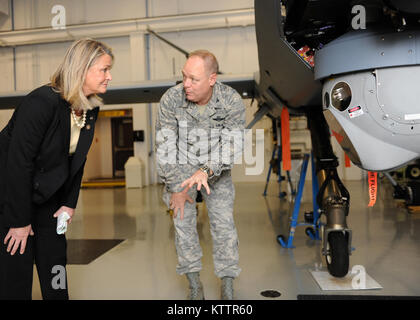 Us-kongreßabgeordneten Ann Marie Bürkle, 25. Bezirk von New York, erhält eine Führung durch die 174 Kämpfer Flügel Bereich Ausbildung Ablösung (FTD) aus der 174 Fighter Wing Commander, Col Kevin W. Bradley an Hancock Feld am 4. Dez 2011. Frau Bürkle Zeit nahm, mit Flieger aus der 174 zu besuchen, nachdem die Teilnahme an der Eröffnung der Gemeinsamen Gesundheit und Wellness Center auf Hancock Feld. (Foto: US Air Force TSgt Ricky am Besten) Stockfoto