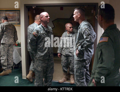 Generalmajor Patrick Murphy und stellvertretender Adjutant General Brig. Gen. Anthony Deutsche grüße Abteilung von Militär und Marine Angelegenheiten Mitarbeiter während des Tags der offenen Tür am Dez. 21, 2011 am Hauptsitz in Latham, NY. Stockfoto