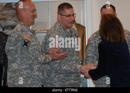 CAMP SMITH TRAINING WEBSITE, Cortlandt Manor, New York - New York Army National Guard Oberstleutnant Joseph Biehler, Mitte, Kommandant der zweiten Bataillon, 108 Infanterie, dank des Kongreßabgeordneten Nan Hayworth für ihre Hilfe und Unterstützung für die Verarbeitung von Bronze Star Awards zu Kapitän Shawn Tabankin und Sgt. Maj. Arnold Stein des zweiten Bataillons, 108 Infanterie. Die beiden Soldaten erhielten ihre Bronze Star Medaillen hier Jan. 6. Die Verarbeitung der Auszeichnungen dauerte sieben Jahre als der ehemalige Zugführer und platoon Sergeant ihre Zeit und Energie gewidmet zu korrigieren award Einreichungen für die ihnen zugewiesenen Soldie Stockfoto