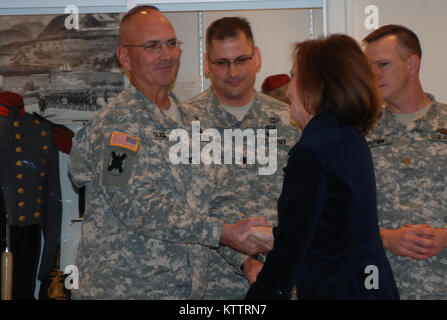 CAMP SMITH TRAINING WEBSITE, Cortlandt Manor, New York - New York Army National Guard Colonel Geoffrey Slack, Kommandant der 27 Infantry Brigade Combat Team, dank des Kongreßabgeordneten Nan Hayworth für ihre Hilfe und Unterstützung für die Verarbeitung von Bronze Star Awards zu Kapitän Shawn Tabankin und Sgt. Maj. Arnold Stein des zweiten Bataillons, 108 Infanterie. Die beiden Soldaten erhielten ihre Bronze Star Medaillen hier Jan. 6. Die Verarbeitung der Auszeichnungen dauerte sieben Jahre als der ehemalige Zugführer und platoon Sergeant ihre Zeit und Energie gewidmet award Einreichungen für die ihnen zugewiesenen Soldaten erste zu korrigieren. Stockfoto