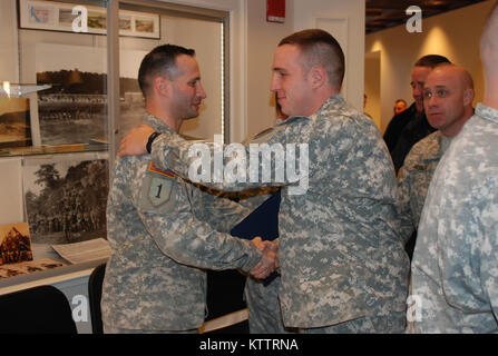 CAMP SMITH TRAINING WEBSITE, Cortlandt Manor, New York - New York Army National Guard Kapitän Shawn Tabankin aus der zweiten Bataillon, 108 Infanterie erhält Glückwünsche von anderen Soldaten nach dem Bronze Star Medaille hier empfangen Jan. 6. Tabankin seine Medaille für empfangenen Dienst im Irak im Jahr 2004. Die Verarbeitung seiner Auszeichnung nahm sieben Jahre als der ehemalige Platoon platoon Leader seine Zeit und Energie gewidmet award Einreichungen der ihm übertragenen Soldaten erste zu korrigieren. Foto von Oberstleutnant Richard Goldenberg, der New York Army National Guard. (Freigegeben) Stockfoto