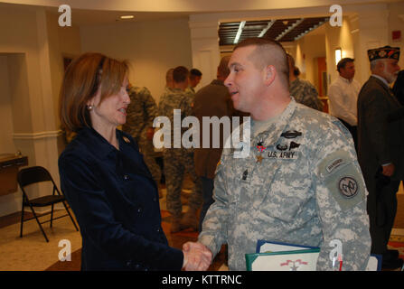 CAMP SMITH TRAINING WEBSITE, Cortlandt Manor, N.Y.-Kongressabgeordnete Nan Hayworth gratuliert Army National Guard Sgt. Maj. Arnold Stein des zweiten Bataillons, 108 Infanterie nach der Präsentation der Bronze Star Medaille zu Stein und Kapitän Shawn Tabankin hier Jan. 6. Hayworth in der Verarbeitung der Soldaten zwei Auszeichnungen, die sieben Jahre dauerte. Die ehemalige Zugführer und platoon Sergeant gewidmet, ihre Zeit und ihre Energie award Einreichungen für die ihnen zugewiesenen Soldaten erste zu korrigieren. Foto von Oberstleutnant Richard Goldenberg, der New York Army National Guard. (Freigegeben) Stockfoto