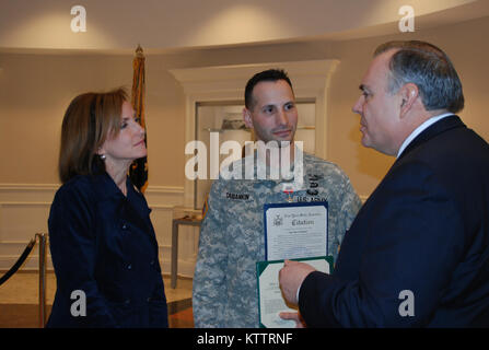 CAMP SMITH TRAINING WEBSITE, Cortlandt Manor, N.Y.-Kongressabgeordnete Nan Hayworth und New York State Assemblyman Robert Castelli gratuliere Army National Guard Sgt. Kapitän Shawn Tabankin des zweiten Bataillons, 108 Infanterie nach der Präsentation der Bronze Star-Medaille an Tabankin und Sgt. Maj. Arnold Stein hier Jan. 6. Hayworth in der Verarbeitung der Soldaten zwei Auszeichnungen, die sieben Jahre dauerte. Die ehemalige Zugführer und platoon Sergeant gewidmet, ihre Zeit und ihre Energie award Einreichungen für die ihnen zugewiesenen Soldaten erste zu korrigieren. Foto von Oberstleutnant Richard Goldenberg Stockfoto