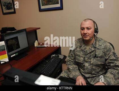 Us Air Force Staff Sgt. Edward Scalise beteiligt sich an der Ausbildung in Hancock Feld, Syracuse NY Am 7. Januar 2012. Staff Sgt Scalise wurde ausgewählt, Hancock Feld auf der staatlichen Ebene in der hervorragenden Flieger des Jahres in der NCO Kategorie zu repräsentieren. (Foto: Staff Sgt Ricky Besten/freigegeben) Stockfoto