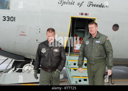 STRATTON AIR NATIONAL GUARD BASE, Scotia, NY - Maj. Josh Neilson, Pilot und lademeister Tech. Sgt. Randy Powell, zu Fuß von der LC-130 Hercules "Ski-Bird" hier, Jan. 20, 2011. Die zwei trafen mit Reportern ihre Teilnahme an einer medizinischen Evakuierung am 13.Januar zu diskutieren. Foto von Master Sgt. Corine Lombardo, JFHQ-NY Public Affairs Stockfoto