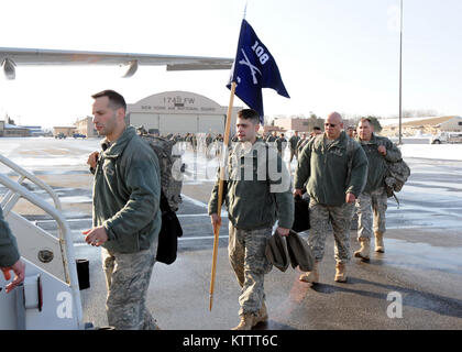 Mitglieder der New York Army National Guard 27 Infantry Brigade Combat Team (Ibct) an Bord eines JetBlue Flugzeuge am Hancock Feld in Syracuse, NY Am 31. Januar 2012 begonnen, ihre lange Reise nach Kuwait. Die Wachposten werden ihre Aufgaben und Ziele erhalten einmal in Kuwait. (U.S. Air Force Foto von Tech. Sgt. Jeremy M. Call/Freigegeben) Stockfoto