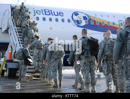 Mitglieder der New York Army National Guard 27 Infantry Brigade Combat Team (Ibct) an Bord eines JetBlue Flugzeuge am Hancock Feld in Syracuse, NY Am 31. Januar 2012 begonnen, ihre lange Reise nach Kuwait. Die Wachposten werden ihre Aufgaben und Ziele erhalten einmal in Kuwait. (U.S. Air Force Foto von Tech. Sgt. Jeremy M. Call/Freigegeben) Stockfoto