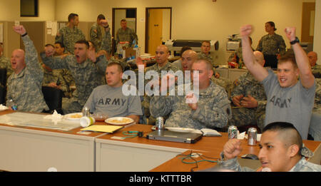 CAMP SHELBY, MS - - Soldaten der New York Army National Guard 27 Infantry Brigade Combat Team, die ist am Lager Shelby übersee bereitzustellen, nahm sich die Zeit, Feb 5 Super Bowl XLVI zu beobachten und Wurzel für die New York Giants. Soldaten der Brigade Headquarters und die Konzernzentrale, oben, Jubeln, während die Riesen einen Touchdown im ersten Quartal. Das Unternehmen ist in Syracuse, New York (Fotos von Sgt. First Class Raymond Drumsta, 27 IBCT Public Affairs) Stockfoto