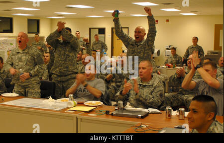 CAMP SHELBY, MS - - Soldaten der New York Army National Guard 27 Infantry Brigade Combat Team, die ist am Lager Shelby übersee bereitzustellen, nahm sich die Zeit, Feb 5 Super Bowl XLVI zu beobachten und Wurzel für die New York Giants. Soldaten der Brigade Headquarters und die Konzernzentrale, oben, Jubeln, während die Riesen einen Touchdown im ersten Quartal. Das Unternehmen ist in Syracuse, New York (Fotos von Sgt. First Class Raymond Drumsta, 27 IBCT Public Affairs) Stockfoto