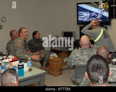 CAMP SHELBY, MS - - Soldaten der New York Army National Guard 27 Infantry Brigade Combat Team, die ist am Lager Shelby übersee bereitzustellen, nahm sich die Zeit, Feb 5 Super Bowl XLVI zu beobachten und Wurzel für die New York Giants. Soldaten der Brigade Spezialtruppen Bataillon, oben, reagieren, da die Patrioten in den letzten Sekunden des Spiels, das Klammern des Riesen" Sieg. Die Einheiten des Bataillons sind in Buffalo, Rochester, Lockport und Syracuse, NEW YORK (Fotos von Sgt. First Class Raymond Drumsta, 27 IBCT Public Affairs) Stockfoto