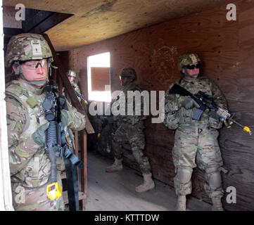 CAMP SHELBY, MS-- Stabilisierungs- und Transition Team (STT) Mitglieder Sgt. 1. Klasse Leonard Claus (ganz links), Oberst Eric Weber (Mitte links), Maj Luis Marquez (Mitte rechts) und Oberstleutnant Brian O'Keefe ein klares Gebäude in einem städtischen Betrieb Übung während ihrer Ausbildung vor der Bereitstellung im Februar hier. Die Mannschaft, die hier für Afghanistan am 13.02.29, wird Mentoring werden nationale afghanische Armee Soldaten und Polizeibeamte der lokalen Polizei in Bereichen, in denen die Taliban Einfluss hat zu erstellen. (Fotos von Master Sgt. Roger Gonzalez, STT). Stockfoto