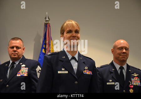 Oberst Dawne Deskins ist als Kommandant der Eastern Air Defence angekündigt. Oberst John Bartholf, ausgehende Commander des Sektors ist zu Ihrer Rechten, und Command Chief Master Sgt. Richard König, der Command Chief Master Sergeant der New York Air National Guard. Foto von Maj. Joakim Hansson Stockfoto