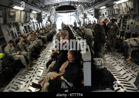 STEWART AIR NATIONAL GUARD BASE - Mitglieder der United States Military Academy Football Team an Bord einer C-17 Globemaster III zu 105 Airlift Wing der New York Air National Guard zugewiesen wurde am Donnerstag, den 8. März. Die Mitglieder der Armee Mannschaft, alle Kadetten in West Point, wurden in Fort Benning, Georgia an Bord zwei der Flügel C-17-s für eine Schulungsveranstaltung geflogen. (Foto von Tech Sgt. Michael O'Halloran) Stockfoto