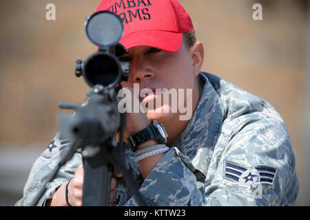 WESTHAMPTON BEACH, NY-Senior Airman Tara Langella Sehenswürdigkeiten eine .50 Kaliber Scharfschützengewehr an F.S. Gabreski ANG am 14. März 2012. Stockfoto