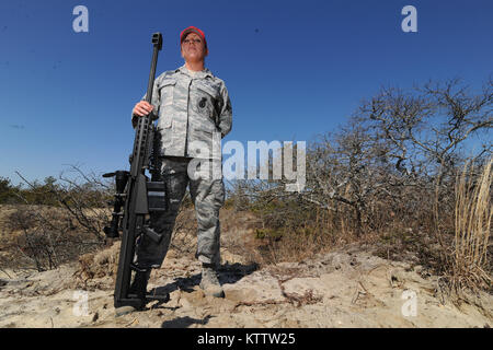 WESTHAMPTON BEACH, NY-Senior Airman Tara Langella Sehenswürdigkeiten eine .50 Kaliber Scharfschützengewehr an F.S. Gabreski ANG am 14. März 2012. Stockfoto