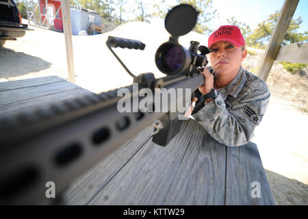 WESTHAMPTON BEACH, NY-Senior Airman Tara Langella Sehenswürdigkeiten eine .50 Kaliber Scharfschützengewehr an F.S. Gabreski ANG am 14. März 2012. Stockfoto