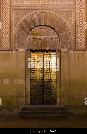 Alte Tür der Moschee, in der Nacht fotografiert. Diese Moschee und Kathedrale ist das wichtigste Denkmal in der Stadt Cordoba (Spanien). Stockfoto