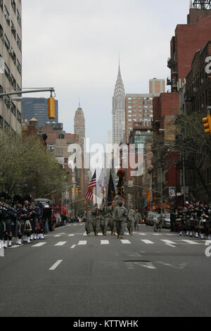 NEW YORK - Soldaten des 1.batallion der New York Army National Guard, 69th Infanterie märz hinunter Lexington Avenue im Schatten des Chrysler Building, wie sie Rückkehr in ihren Waffenkammer. Das Bataillon, bekannt als die "Bekämpfung der 69." Der Bürgerkrieg, WWI und WWII Service, hat die Stadt New York St. Patrick's Day Parade seit mehr als 160 Jahren geführt. Us-Armee Foto von Oberstleutnant Richard Goldenberg, Joint Force HQ, New York National Guard. Stockfoto