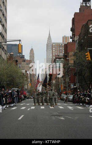 NEW YORK - Soldaten des 1.batallion der New York Army National Guard, 69th Infanterie märz hinunter Lexington Avenue im Schatten des Chrysler Building, wie sie Rückkehr in ihren Waffenkammer. Das Bataillon, bekannt als die "Bekämpfung der 69." Der Bürgerkrieg, WWI und WWII Service, hat die Stadt New York St. Patrick's Day Parade seit mehr als 160 Jahren geführt. Us-Armee Foto von Oberstleutnant Richard Goldenberg, Joint Force HQ, New York National Guard. Stockfoto