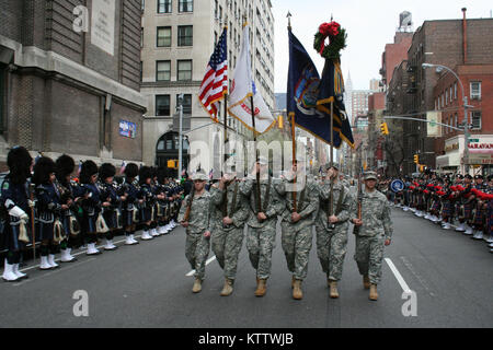 NEW YORK - Soldaten und Farben der 1.BATAILLON der New York Army National Guard, 69th Infanterie märz hinunter Lexington Avenue im Schatten des Chrysler Building, wie sie Rückkehr in ihren Waffenkammer. Das Bataillon, bekannt als die "Bekämpfung der 69." Der Bürgerkrieg, WWI und WWII Service, hat die Stadt New York St. Patrick's Day Parade seit mehr als 160 Jahren geführt. Us-Armee Foto von Oberstleutnant Richard Goldenberg, Joint Force HQ, New York National Guard. Stockfoto