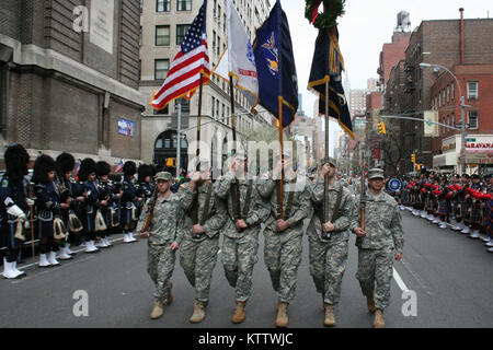 NEW YORK - Soldaten und Farben der 1.BATAILLON der New York Army National Guard, 69th Infanterie märz hinunter Lexington Avenue im Schatten des Chrysler Building, wie sie Rückkehr in ihren Waffenkammer. Das Bataillon, bekannt als die "Bekämpfung der 69." Der Bürgerkrieg, WWI und WWII Service, hat die Stadt New York St. Patrick's Day Parade seit mehr als 160 Jahren geführt. Us-Armee Foto von Oberstleutnant Richard Goldenberg, Joint Force HQ, New York National Guard. Stockfoto