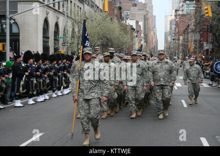 NEW YORK - Soldaten des 1.batallion der New York Army National Guard, 69th Infanterie Konzernzentrale märz hinunter Lexington Avenue im Schatten des Chrysler Building, wie sie Rückkehr in ihren Waffenkammer. Das Bataillon, bekannt als die "Bekämpfung der 69." Der Bürgerkrieg, WWI und WWII Service, hat die Stadt New York St. Patrick's Day Parade seit mehr als 160 Jahren geführt. Us-Armee Foto von Oberstleutnant Richard Goldenberg, Joint Force HQ, New York National Guard. Stockfoto