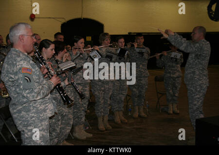 NEW YORK - New York Army National Guard Chief Warrant Officer Mark Klimes führt die Mitglieder der 42th Infantry Division Band und der Armee Finden 78th Army Band zur Unterstützung der Einheit Preisverleihung für die 1 Battalion, 69th Infantry Regiment nach New York City St. Patrick's Day Parade. Us-Armee Foto von Oberstleutnant Richard Goldenberg, Joint Force HQ, New York National Guard. Stockfoto