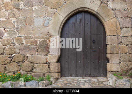 Tür der alten mittelalterlichen Burg in Oropesa. Toledo. Spanien. Stockfoto