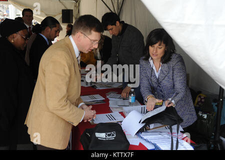 NEW YORK, NY-Veteranen auf der Suche nach Arbeit an einer Messe an Bord der USS Intrepid am 28. März 2012 in New York City veranstaltet. (US Air Force/Senior Airman Christopher Muncy/freigegeben) Stockfoto