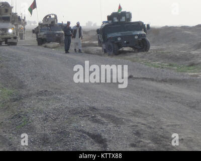 Ein Konvoi von amerikanischen Soldaten, afghanische Soldaten und der afghanischen nationalen Polizei (ANP) halt nach der Entdeckung ein Ied auf einer Straße in der Afghanischen Dand Bezirk begraben, südlich von Kandahar, im April. Das IED ist sichtbar in der Nähe der Mitte des Foto, die genommen wurde Oberstleutnant Russell Clark, Angola, NEW YORK, Bewohner und der New York Army National Guard Soldat, Mentoring ist die ANP. Die ANP Offiziere fanden unzählige IEDs während ihrer Operationen, die die Beseitigung von Schlafmohn Felder im Bezirk im letzten Frühling enthalten. Stockfoto