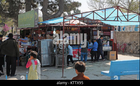 Afghanische Kinder kaufen von einem straßenmarkt an der Blauen Moschee in Mazar-e-Sharif, Provinz Balkh, Afghanistan, April 3, 2012. (37 IBCT Foto von Sgt. Kimberly Lamm) Stockfoto