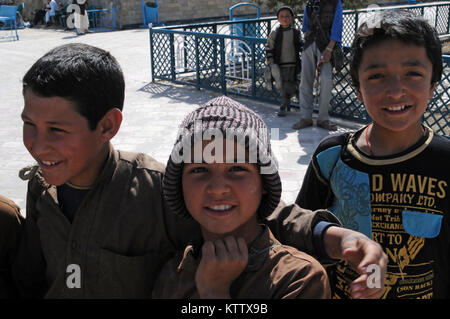 Drei junge afghanische Jungen sammeln außerhalb des Blauen Moschee in Mazar-e-Sharif, Provinz Balkh, Afghanistan. (37 IBCT Foto von Sgt. Kimberly Lamm) (freigegeben) Stockfoto